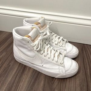 All White Woman’s Nike Blazer Mid ‘77 Vintage Sneakers SIZE W6.5/M5